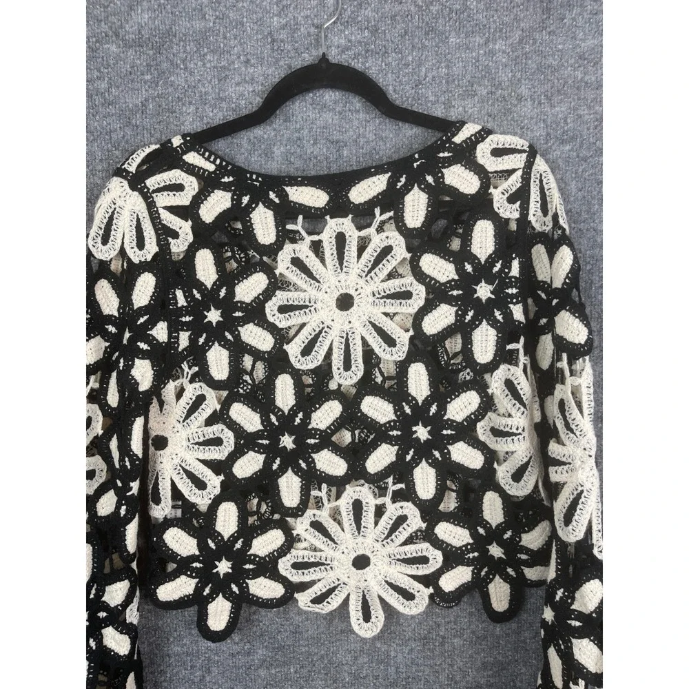 American Flirt Crochet Top Womens Large Black White Excellent Floral Long Sleeve
